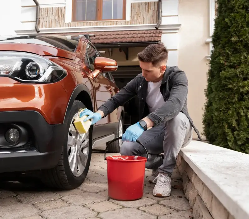 Lavage auto à domicile Saint-Abraham : professionnel intervenant sur un véhicule